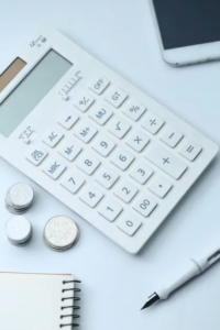 Image mettant en avant des économies financières symboliques, comme une calculatrice avec le signe de pourcentage pour représenter des économies réalisées en optant pour un freelance.