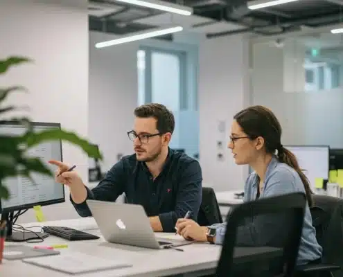 Deux collègues auditent un site WordPress à l’écran — sécurité et bonnes pratiques 2025.