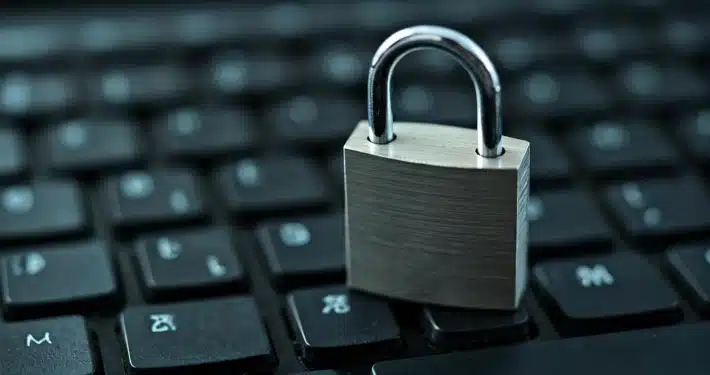 wordpress-security-padlock-2fa-backups Cadenas posé sur un clavier symbolisant la protection d’un site WordPress